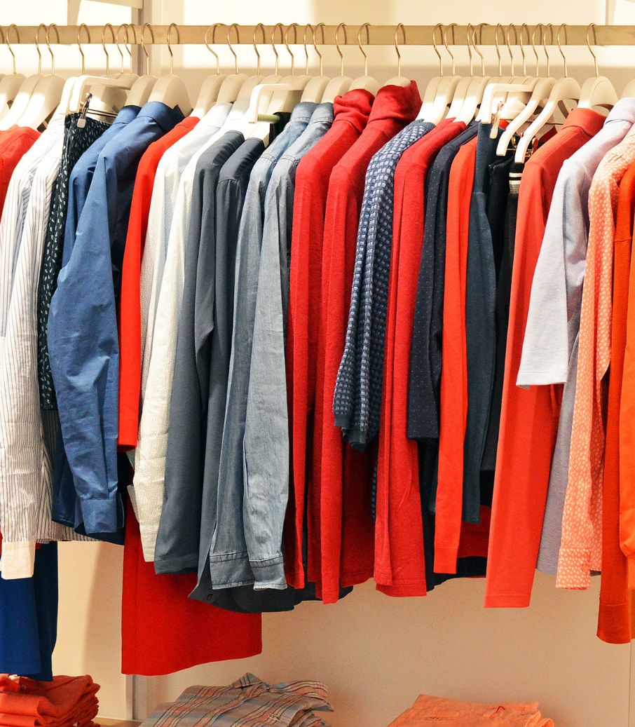 Amelias Closet image of clothing on a rack (906 x 1037 px)